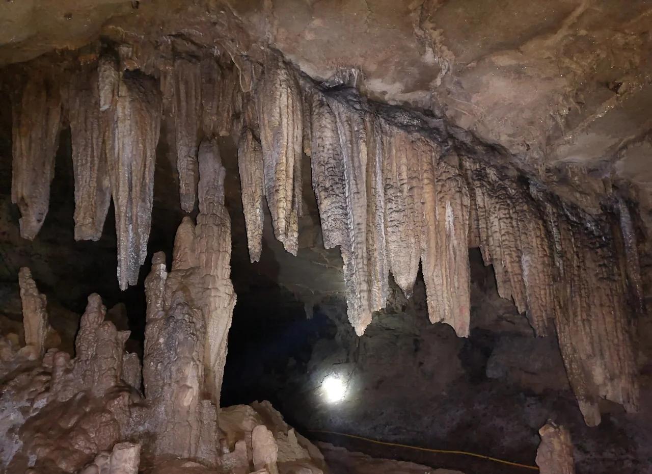 包含海底钟乳石潜水大赛，探秘自然的奇幻景观的词条