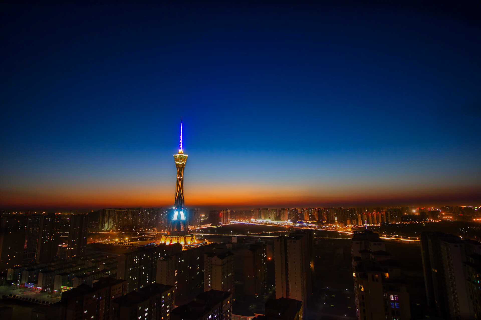 上海海港球员荣获联赛最佳新人，上海海港足球俱乐部球员